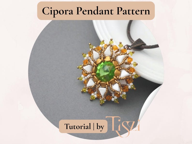 Pu&ograve; includere: Un pendente di perline con una gemma verde centrale, circondata da perline bianche, dorate e arancioni. Il pendente &egrave; su un cordino scuro. L'immagine include il testo "Cipora Pendant Pattern" e "Tutorial | by Tisza".