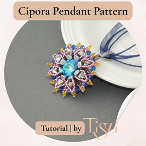 Pu&ograve; includere: Un pendente di perline con una gemma turchese centrale, circondata da perline rosa, blu e gialle. Il pendente &egrave; attaccato a un nastro blu. L'immagine include il testo "Cipora Pendant Pattern" e "Tutorial | by Tisza".