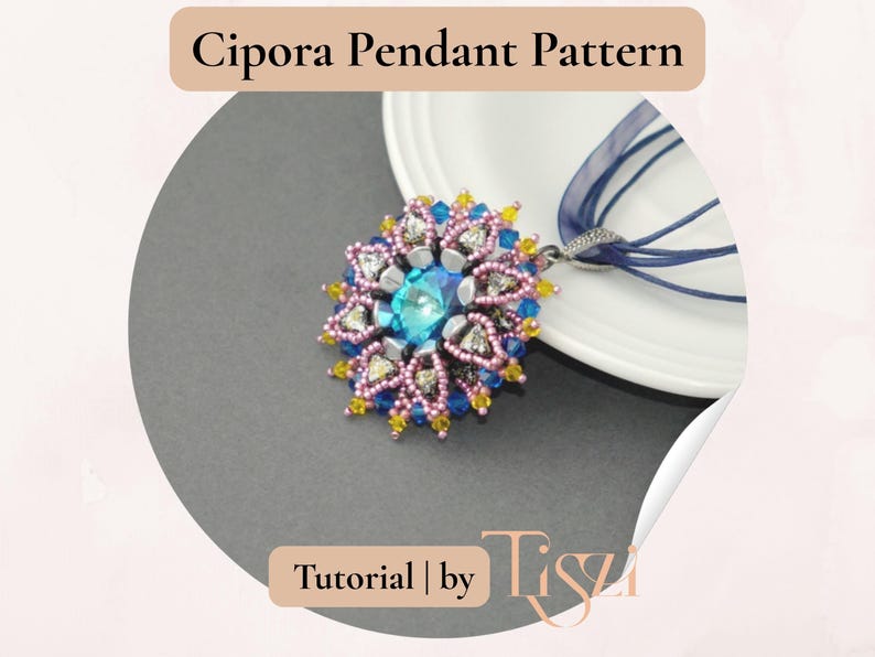 Pu&ograve; includere: Un pendente di perline con una gemma turchese centrale, circondata da perline rosa, blu e gialle. Il pendente &egrave; attaccato a un nastro blu. L'immagine include il testo "Cipora Pendant Pattern" e "Tutorial | by Tisza".