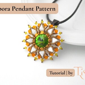 Pu&ograve; includere: Una collana con pendente di perline con una gemma verde centrale circondata da perline bianche, dorate e arancioni. Il pendente &egrave; attaccato a un cordino nero. Il testo "Cipora Pendant Pattern" e "Tutorial | by Tiszi" sono visibili.