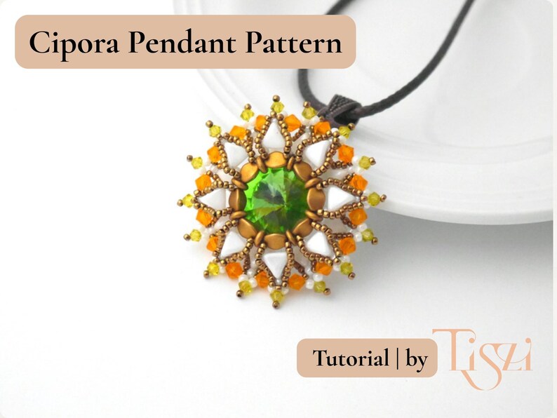 Pu&ograve; includere: Una collana con pendente di perline con una gemma verde centrale circondata da perline bianche, dorate e arancioni. Il pendente &egrave; attaccato a un cordino nero. Il testo "Cipora Pendant Pattern" e "Tutorial | by Tiszi" sono visibili.