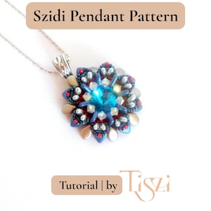 Puede incluir: Collar con colgante floral. El colgante presenta un gran cristal azul central rodeado de peque&ntilde;as cuentas azules, rojas y plateadas. El texto "Szidi Pendant Pattern" est&aacute; en la parte superior.