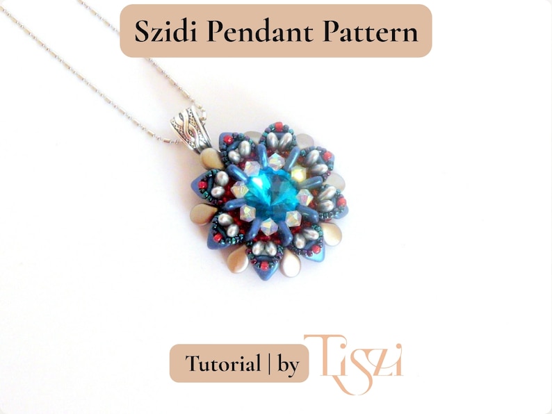 Puede incluir: Collar con colgante floral. El colgante presenta un gran cristal azul central rodeado de peque&ntilde;as cuentas azules, rojas y plateadas. El texto "Szidi Pendant Pattern" est&aacute; en la parte superior.