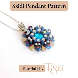 Puede incluir: Collar con colgante floral de cuentas. El colgante presenta una gran piedra central de color turquesa rodeada de cuentas azules, plateadas y rojas. Se ve el texto "Szidi Pendant Pattern" y "Tutorial | by Tiszi".