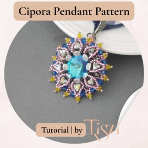 Pu&ograve; includere: Primo piano di un modello di ciondolo con una grande gemma blu centrale. Il ciondolo presenta un design floreale con perline rosa, gialle e argentate. Il testo "Cipora Pendant Pattern" &egrave; in alto.