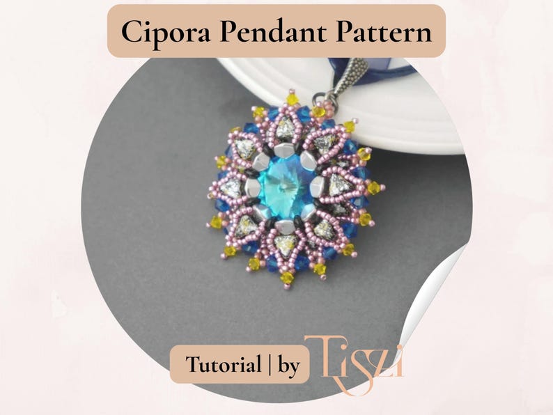 Pu&ograve; includere: Primo piano di un modello di ciondolo con una grande gemma blu centrale. Il ciondolo presenta un design floreale con perline rosa, gialle e argentate. Il testo "Cipora Pendant Pattern" &egrave; in alto.