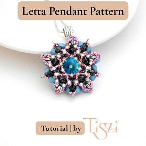 K&ouml;nnte beinhalten: Eine handgefertigte Anh&auml;nger-Halskette mit floralem Design. Der Anh&auml;nger hat einen zentralen blauen Kristall, umgeben von hellblauen, schwarzen und rosa Perlen. Der Text "Letta Pendant Pattern" und "Tutorial | by Tiszi" sind zu sehen.
