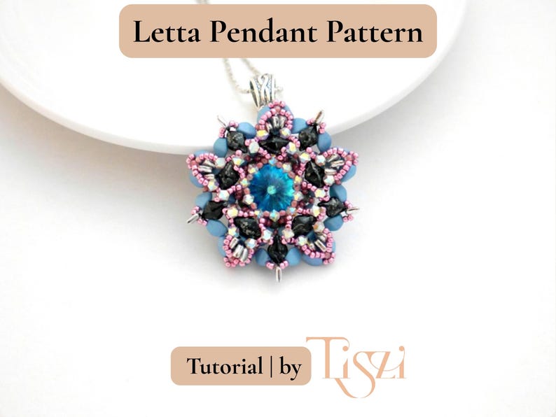 K&ouml;nnte beinhalten: Eine handgefertigte Anh&auml;nger-Halskette mit floralem Design. Der Anh&auml;nger hat einen zentralen blauen Kristall, umgeben von hellblauen, schwarzen und rosa Perlen. Der Text "Letta Pendant Pattern" und "Tutorial | by Tiszi" sind zu sehen.