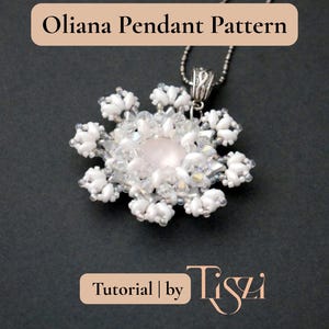 Puede incluir: Collar con colgante en forma de copo de nieve, con una piedra rosa central y cuentas blancas. La cadena es plateada. El texto "Oliana Pendant Pattern" y "Tutorial | by Tiszi" es visible. Una joya delicada.