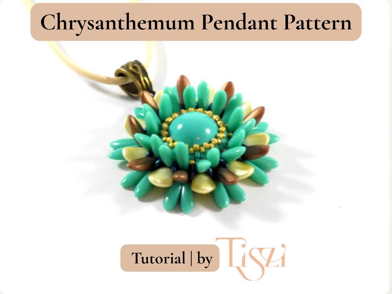 K&ouml;nnte beinhalten: T&uuml;rkis-goldener Anh&auml;nger im Blumenmuster. Der Anh&auml;nger besteht aus Perlen und hat eine zentrale t&uuml;rkisfarbene Perle, umgeben von teal, gold und braunen Perlen. Der Text "Chrysanthemum Pendant Pattern" und "Tutorial | by Tiszi" sind ebenfalls sichtbar.