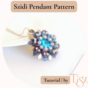 Puede incluir: Un colgante floral de cuentas, con un cristal azul central y cuentas azules, rojas y crema circundantes. Cuelga de una cadena plateada. El texto "Szidi Pendant Pattern" est&aacute; en la parte superior.