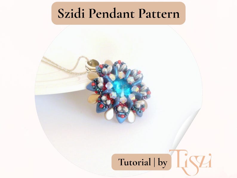 Puede incluir: Un colgante floral de cuentas, con un cristal azul central y cuentas azules, rojas y crema circundantes. Cuelga de una cadena plateada. El texto "Szidi Pendant Pattern" est&aacute; en la parte superior.