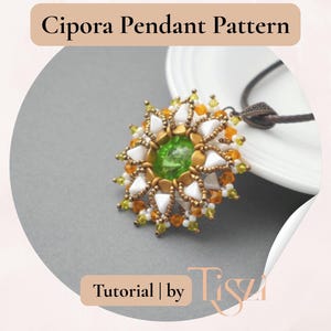 Pu&ograve; includere: Primo piano di un motivo pendente Cipora. Il pendente presenta una gemma verde centrale circondata da perline bianche, dorate e arancioni, creando un design floreale. &Egrave; appeso a un cordoncino marrone. Il testo "Cipora Pendant Pattern" e "Tutorial | by Tisza" sono visibili.