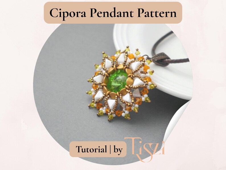 Pu&ograve; includere: Primo piano di un motivo pendente Cipora. Il pendente presenta una gemma verde centrale circondata da perline bianche, dorate e arancioni, creando un design floreale. &Egrave; appeso a un cordoncino marrone. Il testo "Cipora Pendant Pattern" e "Tutorial | by Tisza" sono visibili.