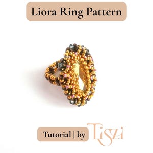 Op de afbeelding: Een handgemaakte kralenring met een goudkleurige basis en ingewikkeld kralenwerk in goud, bruin en zwart. De ring is ovaal van vorm en bevat de tekst "Liora Ring Pattern" en "Tutorial | by Tiszi".