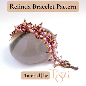 K&ouml;nnte beinhalten: Ein Perlenarmband mit floralem Design in Rosa-, Gold- und Braunt&ouml;nen liegt auf einem glatten, grauen Stein. Der Text "Relinda Bracelet Pattern" und "Tutorial | by Tiszi" sind oberhalb und unterhalb des Armbands zu sehen.