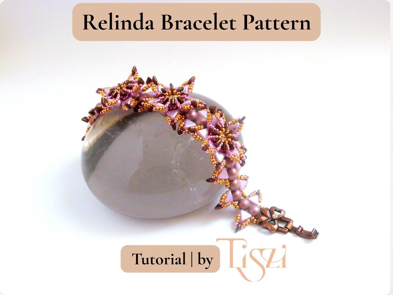 K&ouml;nnte beinhalten: Ein Perlenarmband mit floralem Design in Rosa-, Gold- und Braunt&ouml;nen liegt auf einem glatten, grauen Stein. Der Text "Relinda Bracelet Pattern" und "Tutorial | by Tiszi" sind oberhalb und unterhalb des Armbands zu sehen.