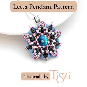 K&ouml;nnte beinhalten: Eine handgefertigte Anh&auml;nger-Halskette mit floralem Design. Der Anh&auml;nger hat einen zentralen blauen Kristall, umgeben von schwarzen und rosa Perlen, mit einer hellblauen Au&szlig;enschicht. Der Text "Letta Pendant Pattern" steht oben.