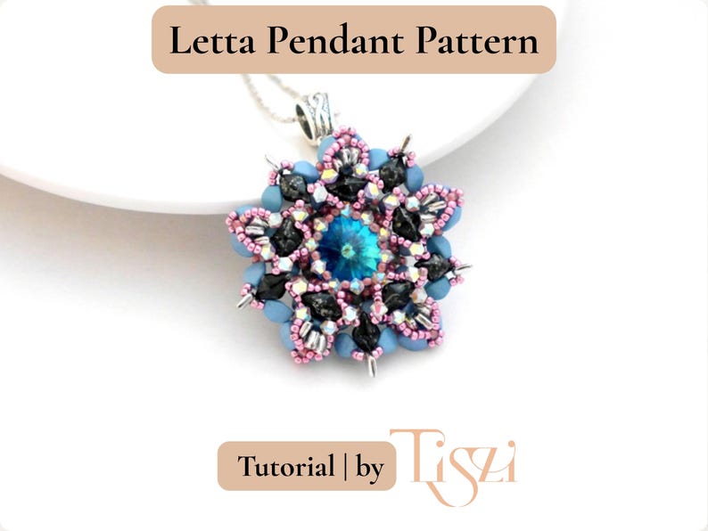 K&ouml;nnte beinhalten: Eine handgefertigte Anh&auml;nger-Halskette mit floralem Design. Der Anh&auml;nger hat einen zentralen blauen Kristall, umgeben von schwarzen und rosa Perlen, mit einer hellblauen Au&szlig;enschicht. Der Text "Letta Pendant Pattern" steht oben.