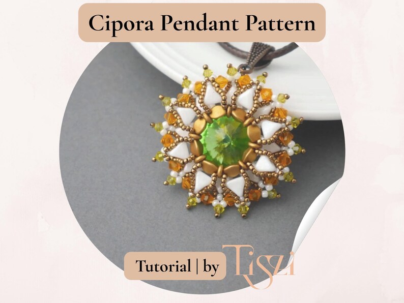 Pu&ograve; includere: Un pendente di perline con un design floreale, con una grande pietra centrale verde, circondata da perline bianche, dorate e arancioni. Il pendente &egrave; appeso a un cordino marrone. Il testo in alto recita "Cipora Pendant Pattern".
