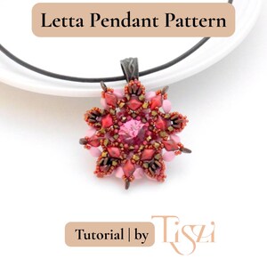 K&ouml;nnte beinhalten: Ein handgefertigter Anh&auml;nger mit floralem Design. Der Anh&auml;nger hat einen gro&szlig;en rosa Mittelstein, umgeben von kleineren roten und rosa Perlen. Er h&auml;ngt an einer schwarzen Kordel. Der Text "Letta Pendant Pattern" und "Tutorial | by Tiszi" sind sichtbar.