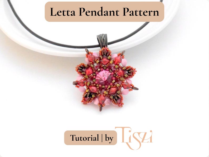 K&ouml;nnte beinhalten: Ein handgefertigter Anh&auml;nger mit floralem Design. Der Anh&auml;nger hat einen gro&szlig;en rosa Mittelstein, umgeben von kleineren roten und rosa Perlen. Er h&auml;ngt an einer schwarzen Kordel. Der Text "Letta Pendant Pattern" und "Tutorial | by Tiszi" sind sichtbar.