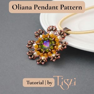 Puede incluir: Un patr&oacute;n de colgante Oliana con cuentas con una gema iridiscente central, rodeada de cuentas &aacute;mbar y marr&oacute;n, se muestra en un plato blanco. El colgante est&aacute; sujeto a un cord&oacute;n beige. El texto "Oliana Pendant Pattern" y "Tutorial by Tiszi" son visibles.