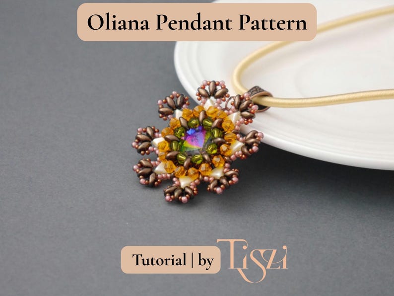 Puede incluir: Un patr&oacute;n de colgante Oliana con cuentas con una gema iridiscente central, rodeada de cuentas &aacute;mbar y marr&oacute;n, se muestra en un plato blanco. El colgante est&aacute; sujeto a un cord&oacute;n beige. El texto "Oliana Pendant Pattern" y "Tutorial by Tiszi" son visibles.