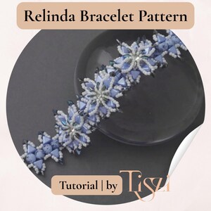 K&ouml;nnte beinhalten: Ein Perlenarmband mit floralem Design, mit hellblauen und wei&szlig;en Perlen. Das Armband wird auf einer dunkelgrauen Oberfl&auml;che pr&auml;sentiert. Das Bild enth&auml;lt den Text "Relinda Bracelet Pattern" und "Tutorial | by Tisza".