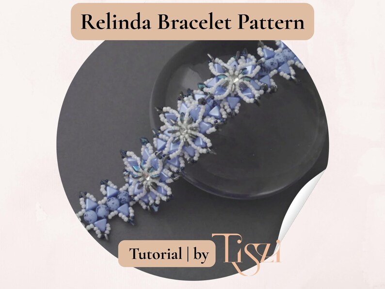 K&ouml;nnte beinhalten: Ein Perlenarmband mit floralem Design, mit hellblauen und wei&szlig;en Perlen. Das Armband wird auf einer dunkelgrauen Oberfl&auml;che pr&auml;sentiert. Das Bild enth&auml;lt den Text "Relinda Bracelet Pattern" und "Tutorial | by Tisza".