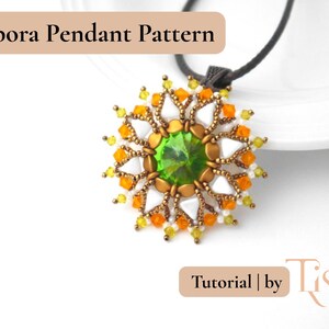 Pu&ograve; includere: Un pendente con una gemma verde centrale, circondata da perline bianche, arancioni e dorate, che formano un motivo a stella. Il pendente &egrave; appeso a un cordino nero. Il testo recita "Cipora Pendant Pattern".