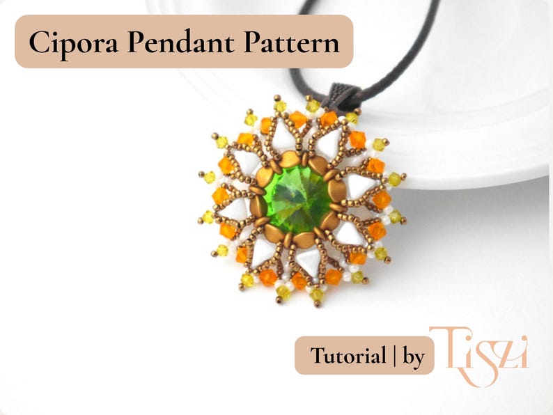 Pu&ograve; includere: Un pendente con una gemma verde centrale, circondata da perline bianche, arancioni e dorate, che formano un motivo a stella. Il pendente &egrave; appeso a un cordino nero. Il testo recita "Cipora Pendant Pattern".