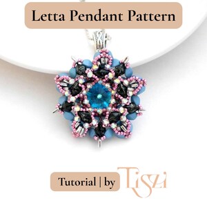 K&ouml;nnte beinhalten: Nahaufnahme einer handgefertigten Anh&auml;ngerkette. Der Anh&auml;nger hat ein sternf&ouml;rmiges Design mit einem zentralen blauen Edelstein, umgeben von schwarzen und rosa Perlen und hellblauen Akzenten. Der Text "Letta Pendant Pattern" steht oben.