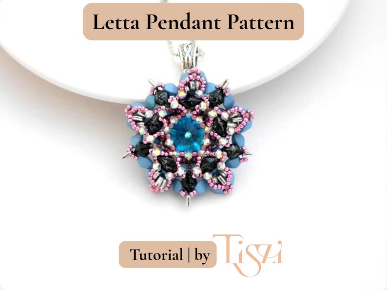 K&ouml;nnte beinhalten: Nahaufnahme einer handgefertigten Anh&auml;ngerkette. Der Anh&auml;nger hat ein sternf&ouml;rmiges Design mit einem zentralen blauen Edelstein, umgeben von schwarzen und rosa Perlen und hellblauen Akzenten. Der Text "Letta Pendant Pattern" steht oben.