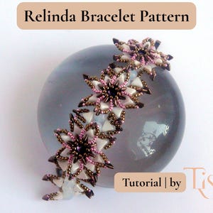 K&ouml;nnte beinhalten: Ein Perlenarmband mit floralem Design, mit wei&szlig;en, rosa und braunen Perlen. Das Armband wird auf einem grauen, kugelf&ouml;rmigen Objekt pr&auml;sentiert. Der Text "Relinda Bracelet Pattern" steht oben und "Tutorial | by Tiszi" unten.
