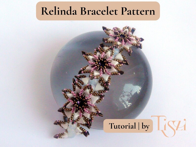 K&ouml;nnte beinhalten: Ein Perlenarmband mit floralem Design, mit wei&szlig;en, rosa und braunen Perlen. Das Armband wird auf einem grauen, kugelf&ouml;rmigen Objekt pr&auml;sentiert. Der Text "Relinda Bracelet Pattern" steht oben und "Tutorial | by Tiszi" unten.