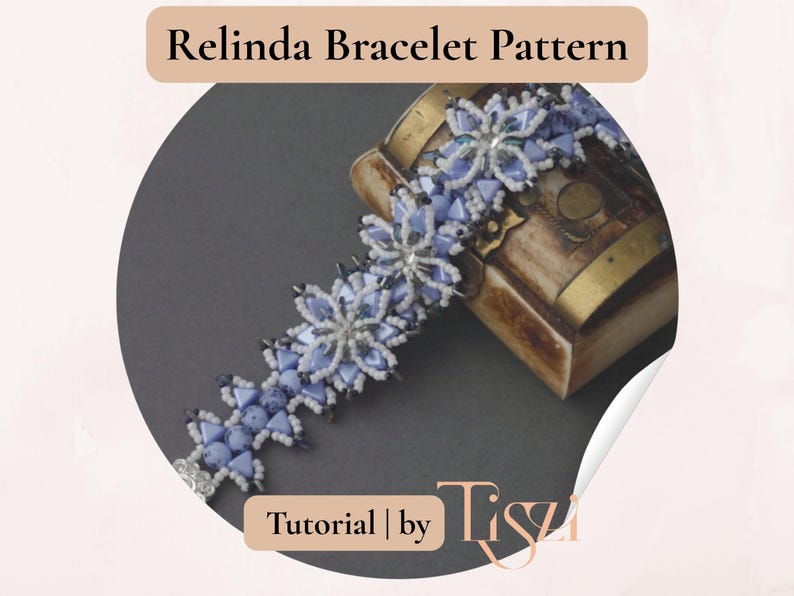 K&ouml;nnte beinhalten: Ein Perlenarmband mit einem floralen Design in Blau- und Wei&szlig;t&ouml;nen, das auf einer dekorativen Holzkiste liegt. Das Armband ist der Blickfang und zeigt aufwendige Perlenarbeiten. Der Text oben lautet "Relinda Bracelet Pattern".