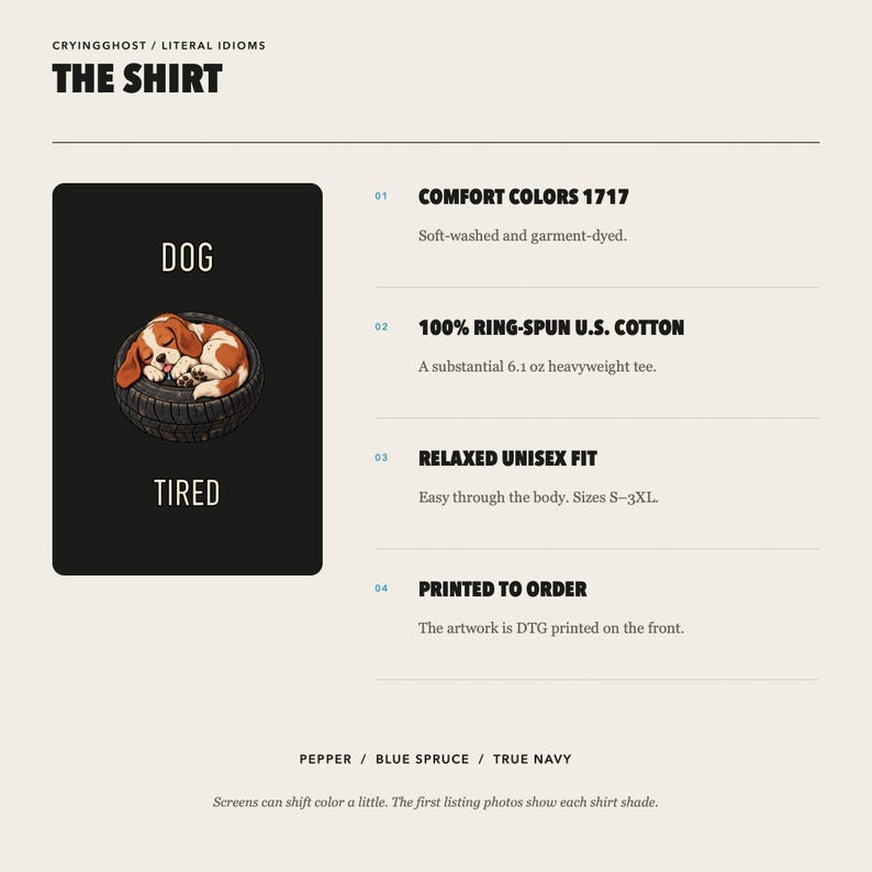 Op de afbeelding: Een zwart t-shirtontwerp met een bruine en witte puppy die in een zwarte band slaapt, met de tekst DOG erboven en TIRED eronder. Productdetails vermelden Comfort Colors 1717, 100% ringgesponnen katoen, 173g gewicht en een unisex pasvorm.