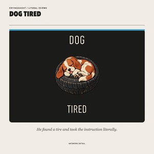 Op de afbeelding: Een grafische print getiteld DOG TIRED met een bruine en witte puppy die in een zwarte band slaapt. De tekst DOG staat boven de puppy en TIRED eronder. De onderste tekst luidt: He found a tire and took the instruction literally.