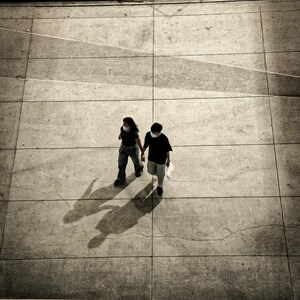 Casal caminhando sob o luar