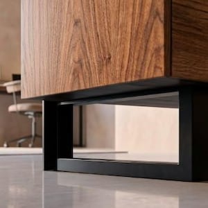 Peut inclure: Un meuble en bois avec un motif de grain brun riche, soutenu par une base rectangulaire solide en métal noir. La pièce de mobilier présente un design horizontal épuré avec une finition lisse, mettant en valeur la texture naturelle du bois.
