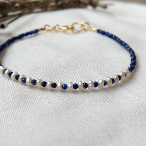 Pulseira de lápis-lazúli e pérolas genuínas, joia de casamento Something Blue, presente de pedra de nascimento de setembro, pulseira de ouro minimalista, feita à mão na Grécia