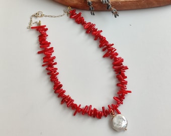 Collana di corallo rosso intenso con ciondolo di perle, collana estetica, collana di perline audace e funky, collana da spiaggia estiva senza tempo