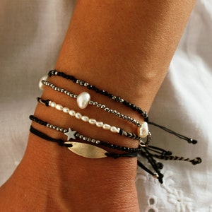 Pulsera femenina set. Pulsera de cuentas de amistad minimalista. Regalo de vacaciones para ella. Pulsera de verano ajustable. Pulsera de cuerda negra para mujer imagen 1