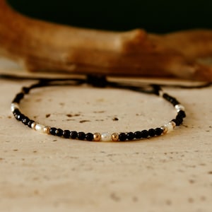 Black onyx and white pearl bracelet, Minimalist stackable bracelet for women, black white beaded bracelet, Adjustable gemstone bracelet gift