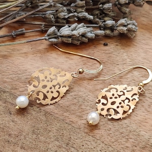 Pendientes de encaje dorado con efecto dramático. Pendientes largos de lágrima cortados a láser. Pendientes bohemios con piedras preciosas. Pendientes de filigrana dorada. Pendientes colgantes.