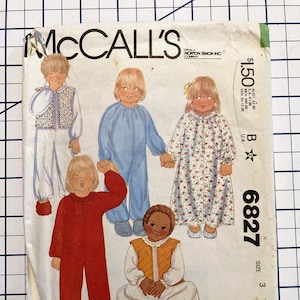 Puede incluir: Un patrón de costura vintage de McCall's para pijamas de niños. El patrón es para la talla 3 e incluye cuatro estilos diferentes: un mono rojo, un mono azul, un camisón blanco con estampado floral y una camisa blanca con un chaleco. El patrón se titula "McCall's B 6827" y tiene un precio de $ 1,50.