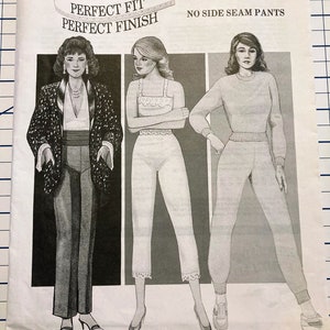 Może przedstawiać: Wzór szycia na spodnie bez bocznych szwów. Wzór zawiera trzy różne style spodni, z kobietą prezentującą każdy styl. Wzór jest dla rozmiarów bioder od 30 do 44 cali.