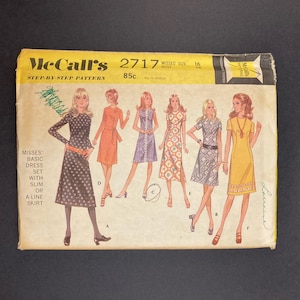 Può includere: Modello di cucito vintage McCall's numero 2717 per un set di abiti base per donna con gonna slim o a-line. Il modello include cinque diversi stili di abiti, ognuno con una stampa o un colore unico. Il modello è stampato su uno sfondo giallo con testo nero e illustrazioni.