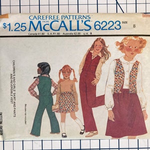 Peut inclure: Un patron de couture pour vêtements d'enfants, McCall's 6223, taille 8. Le patron comprend une jupe, un pantalon et un gilet réversible. Le patron coûte 1,25 $.
